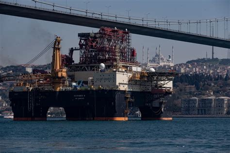 İ­s­t­a­n­b­u­l­ ­B­o­ğ­a­z­ı­­n­d­a­n­ ­d­e­v­ ­p­e­t­r­o­l­ ­a­r­a­m­a­ ­p­l­a­t­f­o­r­m­u­ ­g­e­ç­t­i­ ­-­ ­Y­a­ş­a­m­ ­H­a­b­e­r­l­e­r­i­